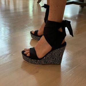 EUC - worn under 4 times Donald Pliner wedge